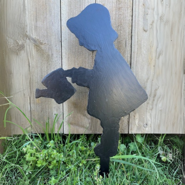Vattnande flicka svart